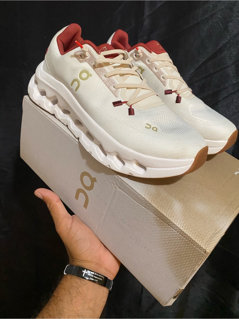 On Running men’s Sneakers in Cream with Burgundy Trim